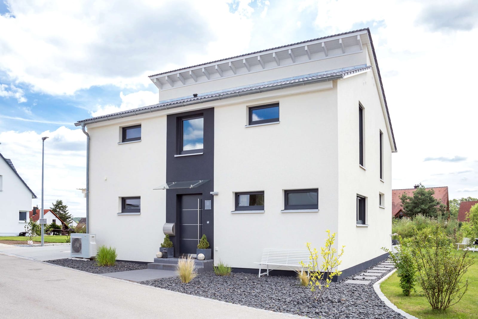 Modern 153 von FischerHaus — Außenansicht eines Kundenhauses mit Pultdach (Herstellerfoto)
